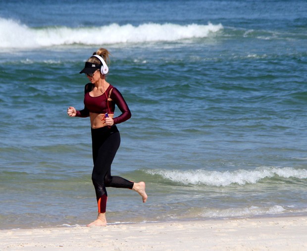 Danielle Winits Malha Em Praia E Exibe Boa Forma Quem Quem News 