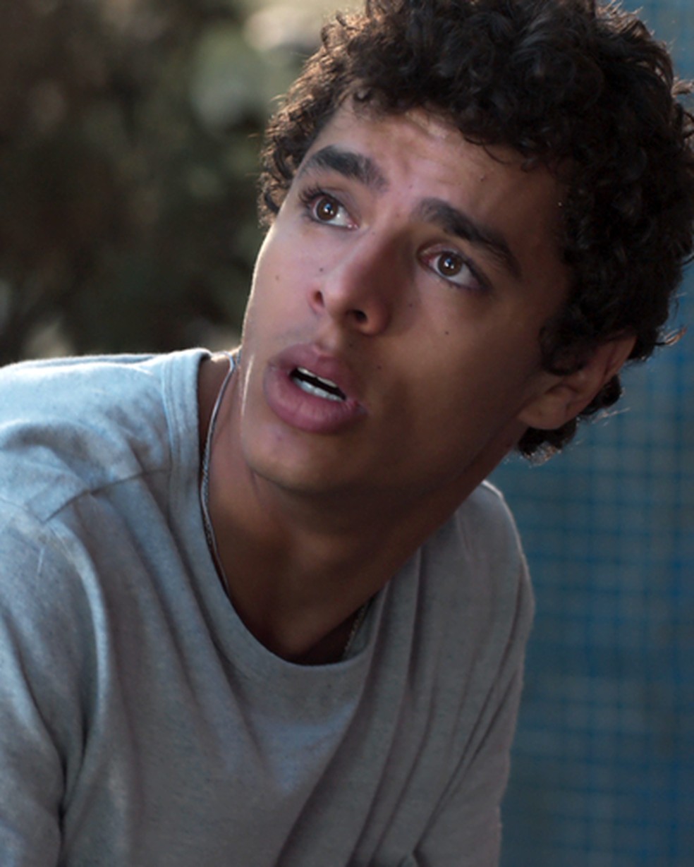 Tato (Matheus Abreu) revela que não é o pai de Tonico em 'Malhação - Viva a Diferença' — Foto: Globo