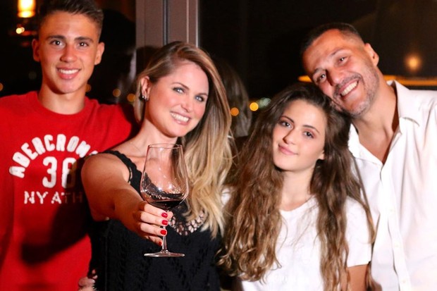Susana Werner com o marido, Júlio César, e os filhos, Cauet e Giulia (Foto: Reprodução/Instagram)