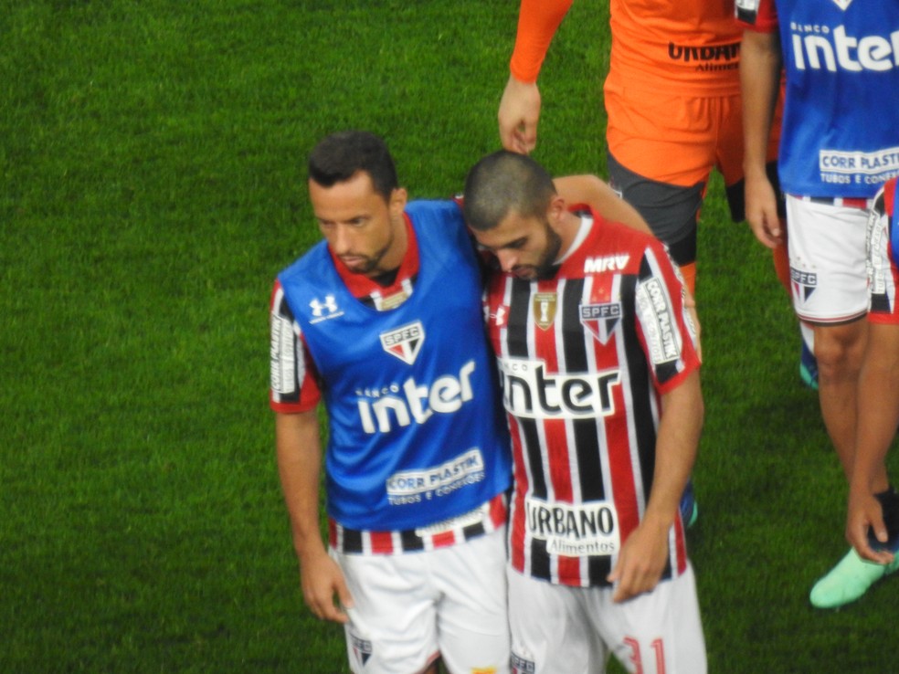 Liziero é consolado por Nenê após perder pênalti contra o Corinthians — Foto: Marcelo Hazan