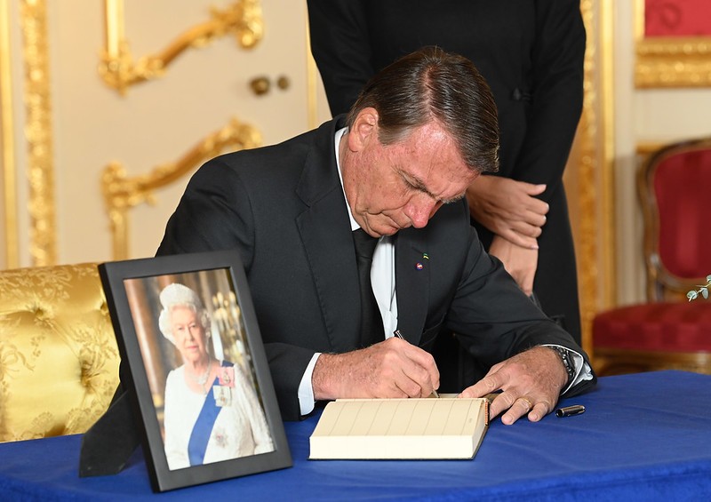 Bolsonaro assina livro de condolências da rainha Elizabeth II, em Londres — Foto: Jonathan Hordle/PA Media Assignments