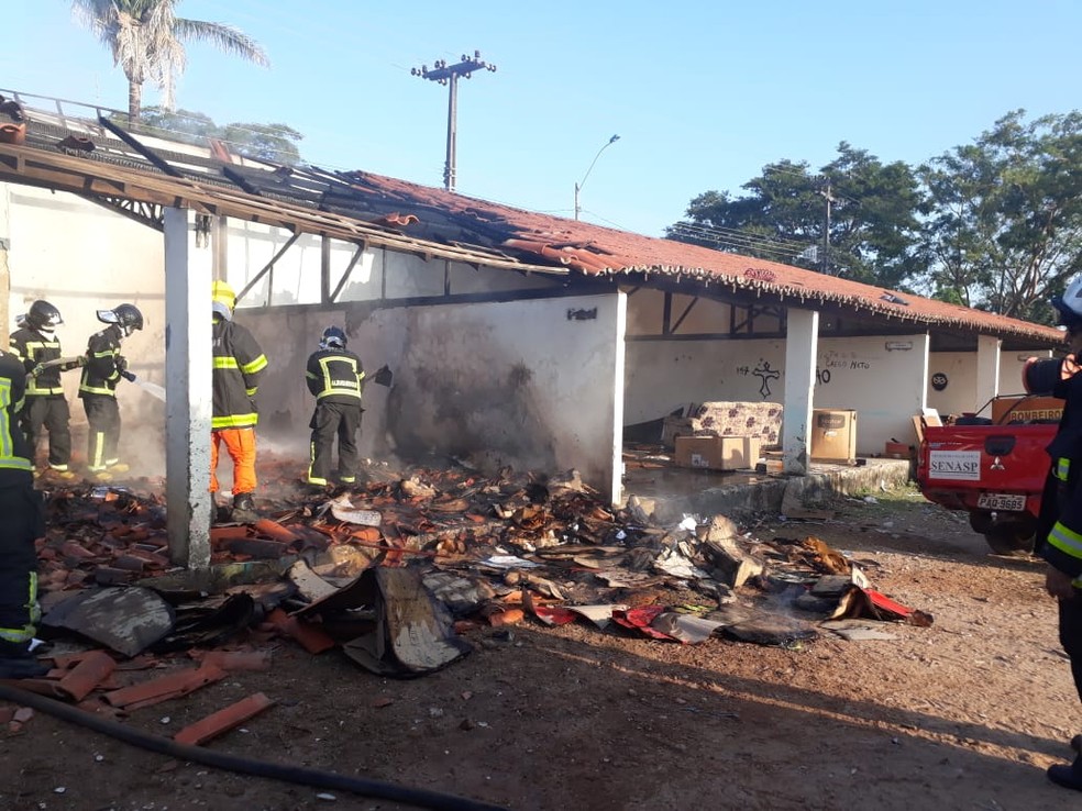 O fogo atingiu materiais inflamáveis como papelão e pneus velhos guardados em galpão para lixo reciclável em Teresina — Foto: Corpo de Bombeiros/ Divulgação