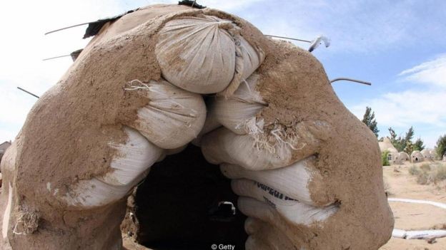 O superadobe é feito a partir de uma mistura de terra com cal, que é comprimida dentro de sacos empilhados uns sobre os outros (Foto: Getty Images via BBC News)