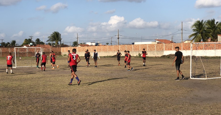 Sem salÃ¡rios, Ã¡gua, uniforme... clube profissional vive situaÃ§Ã£o precÃ¡ria: â€œFalta tudo. AtÃ© comida!â€