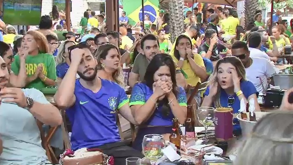 Torcida em bar de Fortaleza no jogo entre Brasil e Croácia após gol da seleção brasileira perdido nos pênaltis. — Foto: Reprodução/TV Verdes Mares