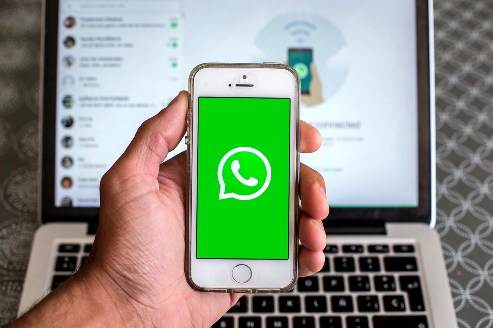 O app poderá se conectar em dispositivos "companheiros", mas ainda não se sabe quantos celulares podem ser conectados à um mesmo número de WhatsApp.  — Foto: Divulgação: SOPA Images / Getty Images