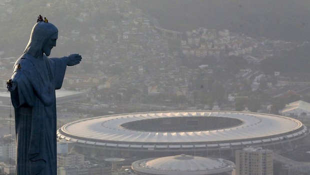 Cristo Redentor com o estádio do Maracanã ao fundo, no Rio de Janeiro (Foto: Ricardo Moraes/Reuters)