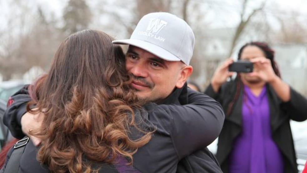 'Estou grato porque a verdade finalmente veio à tona', disse George DeJesus em reencontro emocionado com a família — Foto: WMU-Cooley Law School Innocence Project/BBC