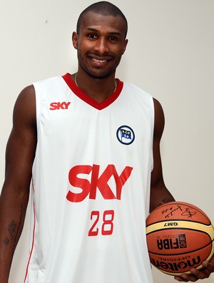 Com estreia de Leandrinho, Pinheiros tem duelo contra um Fla desfalcado