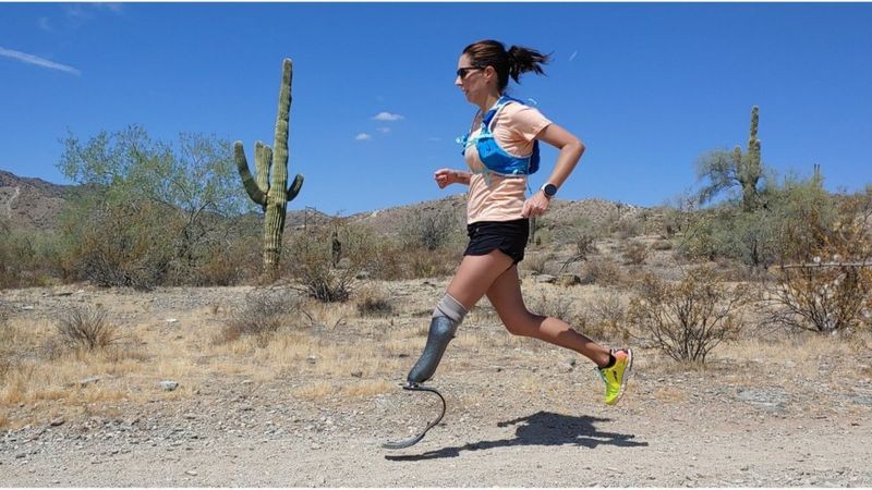 Sobrevivente de câncer que perdeu perna completa 104 maratonas em 104 dias (Foto: Jacky Hunt via BBC News)