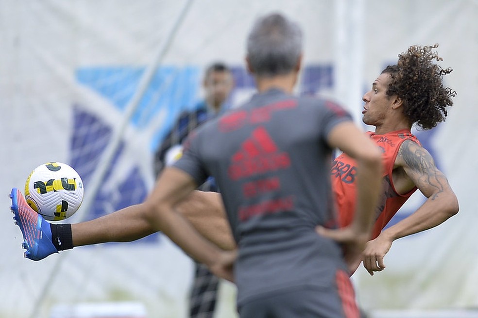 Willian Arão observado por Paulo Sousa em treino no Ninho — Foto: Gilvan de Souza / CRF