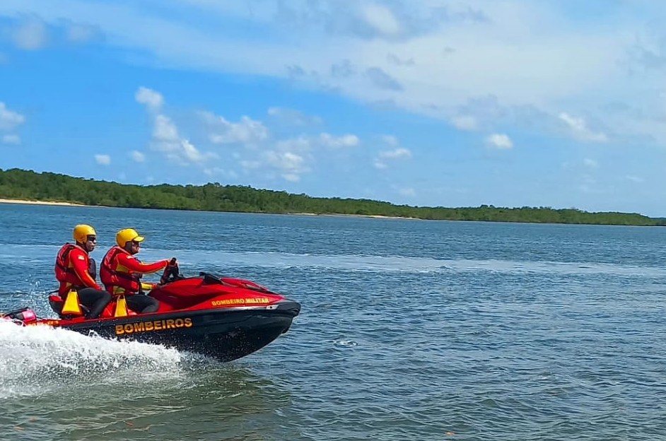 Bombeiros entram no 3º dia de buscas por adolescente que desapareceu no mar após canoa virar no litoral do RN