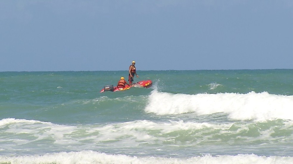Bombeiros fizeram buscas até 17h em Areia Preta, mas não encontraram pessoa desaparecida — Foto: Reprodução/Inter TV Cabugi