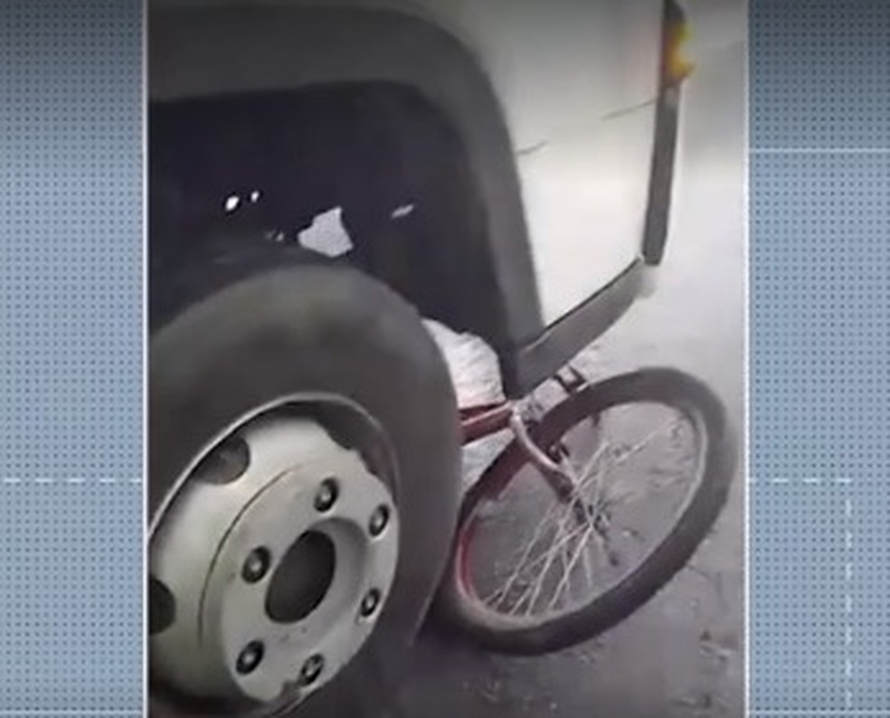 Bicicleta ficou em baixo do veículo — Foto: Redes sociais