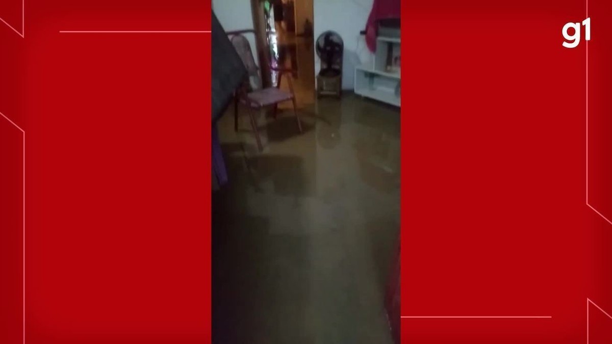 Vídeo: chuva forte alaga ruas e água invade casas em Hidrolândia, no Ceará; veja imagens de precipitações em outra cidades
