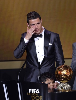 Cristiano Ronaldo e pele, bola de ouro da FIFA (Foto: AFP)