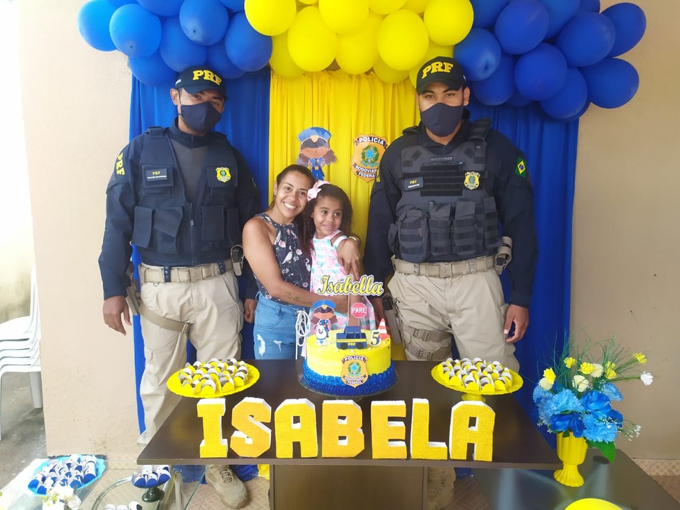 Menina de 5 anos que sonha em ser da PRF ganha festa temática e surpresa de policiais — Foto: Divulgação/PRF