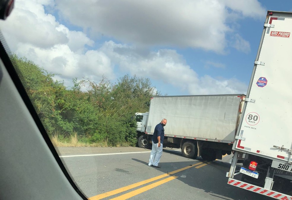 Mãe e filhas ficam presas às ferragens após batida entre carro e caminhão na Bahia — Foto: Reprodução / Redes Sociais