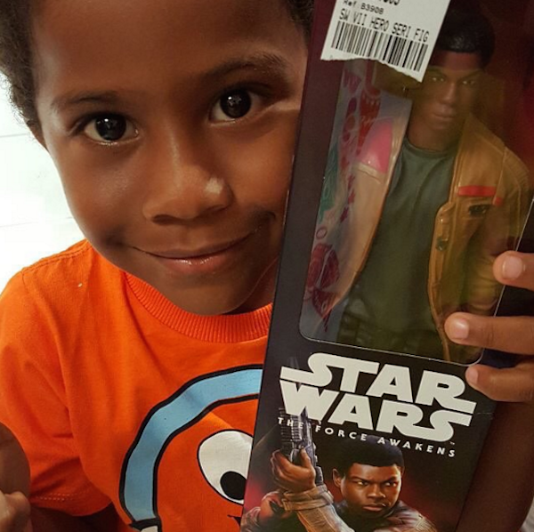 A foto do pequeno fã brasileiro de Finn compartilhada pelo ator John Boyega (Foto: Instagram)