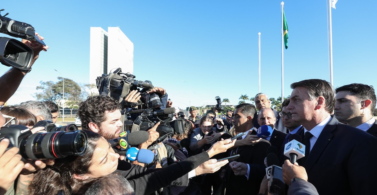 'Se quer levar mais de 10 quilos, pague, sem problema nenhum', diz Bolsonaro após veto a bagagem gratuita