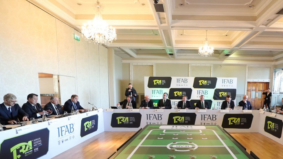 IFAB tem realizado alterações nas regras do futebol em 2020 — Foto: Divulgação/Fifa