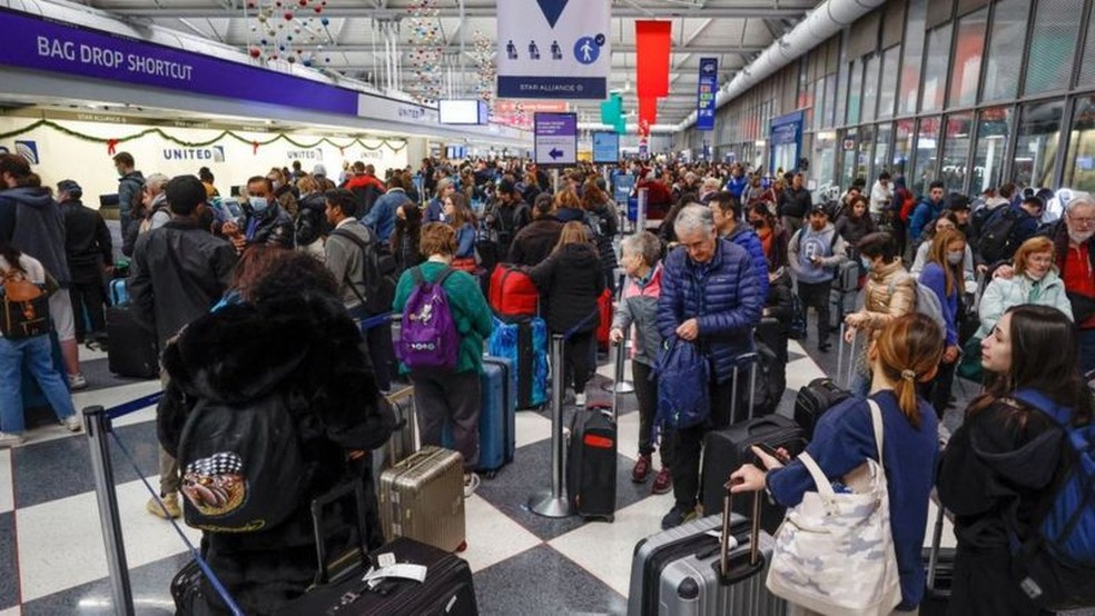 Passageiros foram recebidos com atrasos e cancelamentos de voos no Aeroporto Internacional O'Hare, em Chicago, na quinta-feira — Foto: GETTY IMAGES via BBC