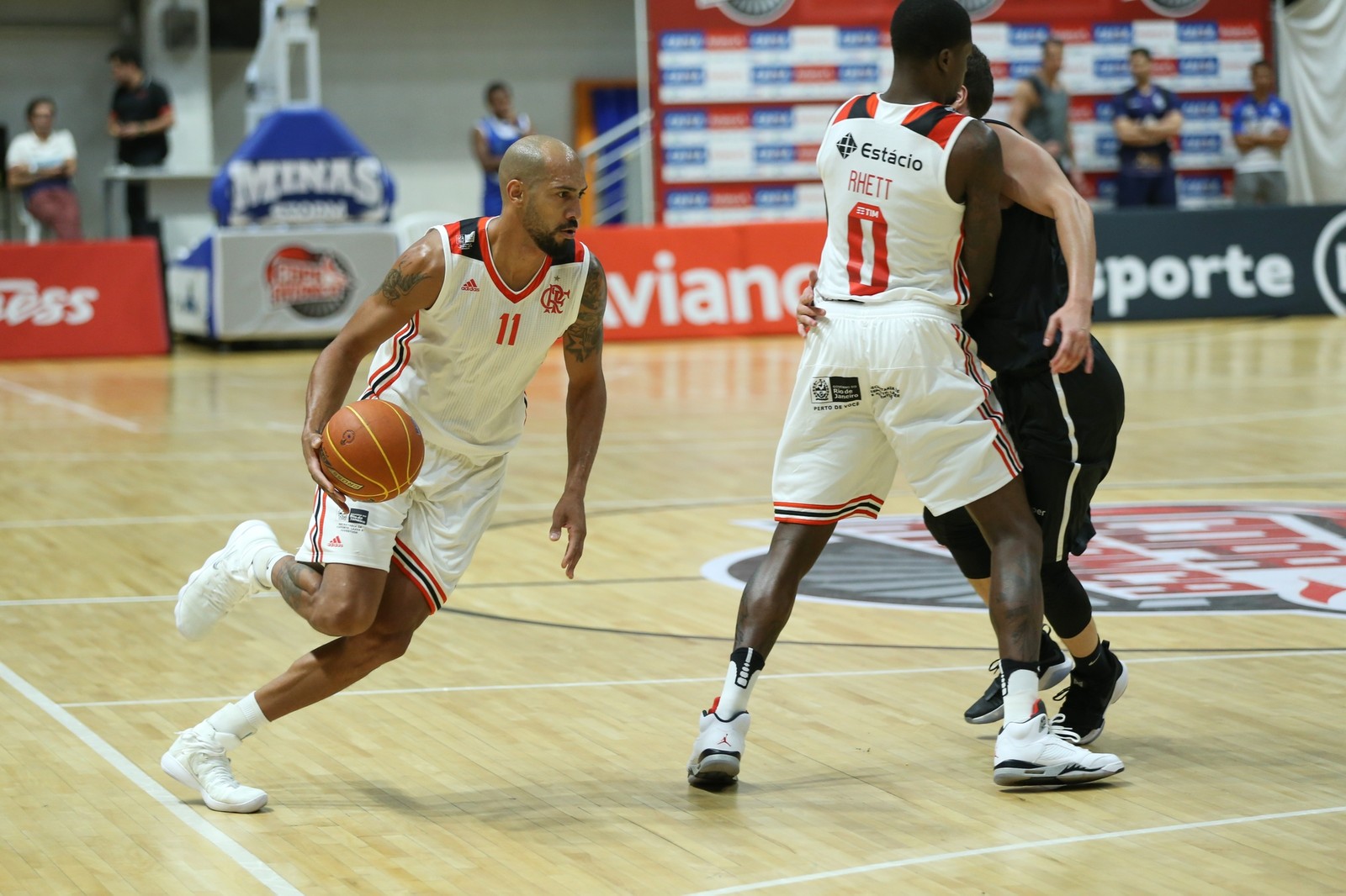 Em clássico equilibrado, Flamengo resolve no fim e bate o Botafogo em BH