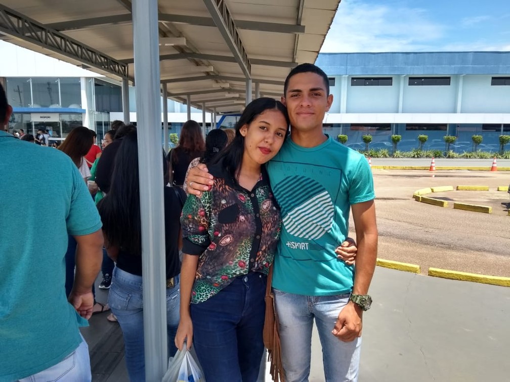 ENEM 2019 - DOMINGO (10) – PORTO VELHO (RO) – Os namorados Ingrid Costa e Diogo Barbosa, ambos com 19 anos, fazem o segundo dia de Enem em uma faculdade particular de Porto Velho. Ele 'de exatas' está mais tranquilo do que ela, 'de humanas'. — Foto: Jheniffer Núbia/G1