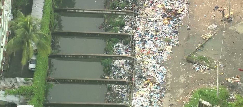 Lixo às margens de canal que deságua na Baía de Guanabara (Foto: Reprodução/ TV Globo)