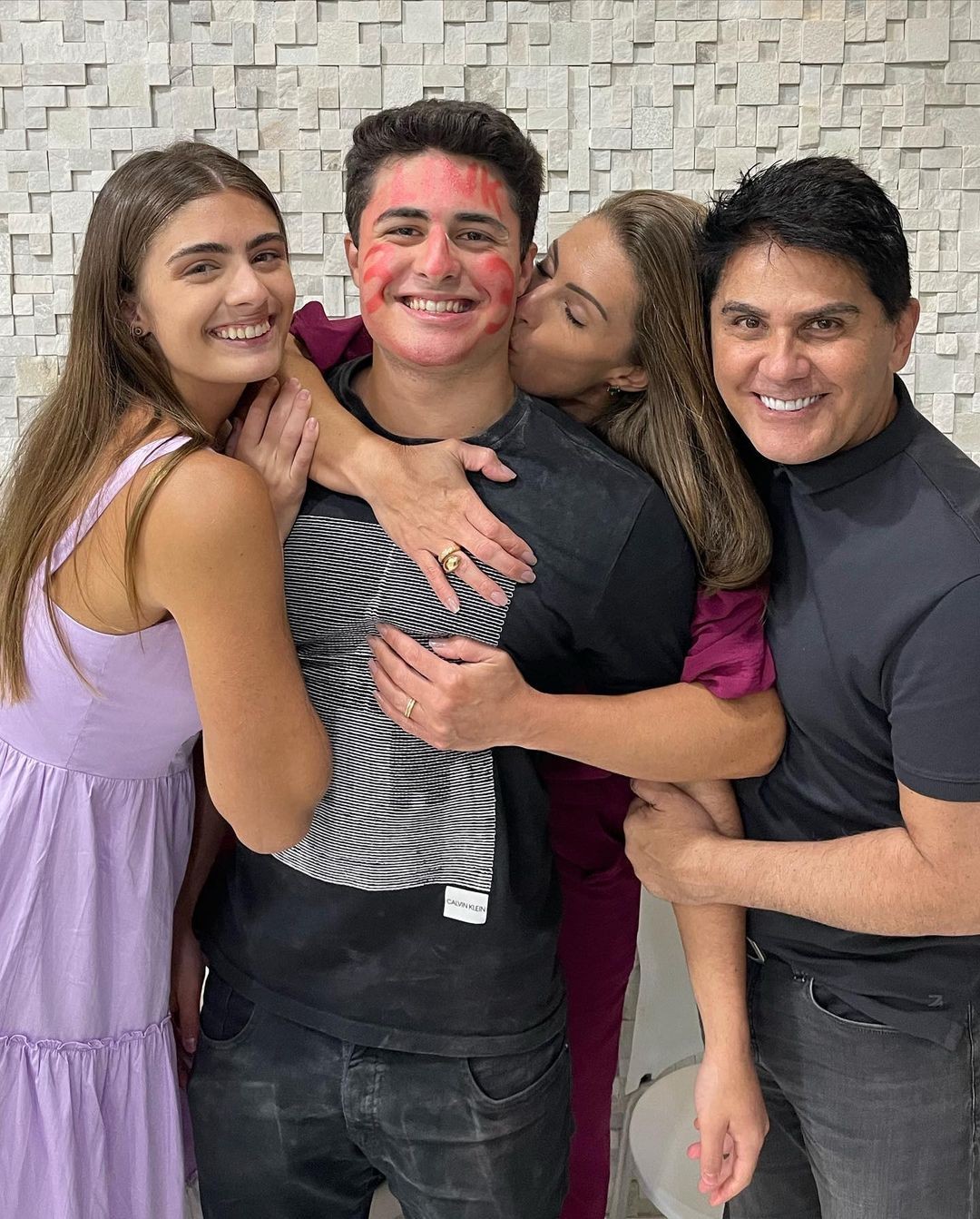 César Filho e Elaine Mickely com os filhos, Luma e Luigi (Foto: Reprodução Instagram)