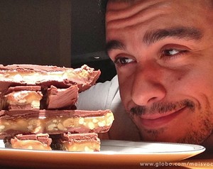 Joaquim Lopes admira sua barrinha de chocolate caseira (Foto: Mais Você / TV Globo)