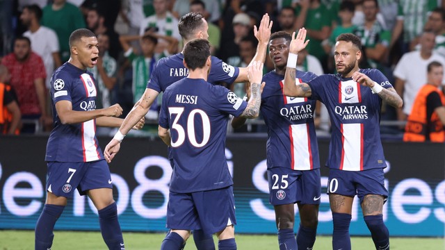 Neymar comemora gol do PSG sobre o Maccabi Haifa