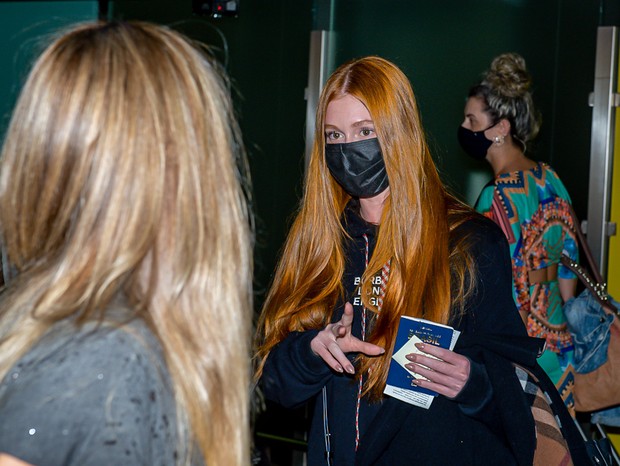 Marina Ruy Barbosa viaja acompanhada pela mãe, Gioconda (Foto: Caio Duran/Brazil News)