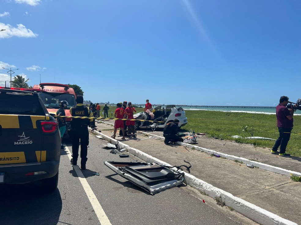 Corpo de Bombeiros precusisou serrar a parte de cima do carro para retirar as vítimas de acidente em Maceió — Foto: Karla Vilela/TV Gazeta