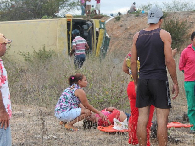 Acidentados na BR-428 em Petrolina (Foto: Amanda Franco/ G1)