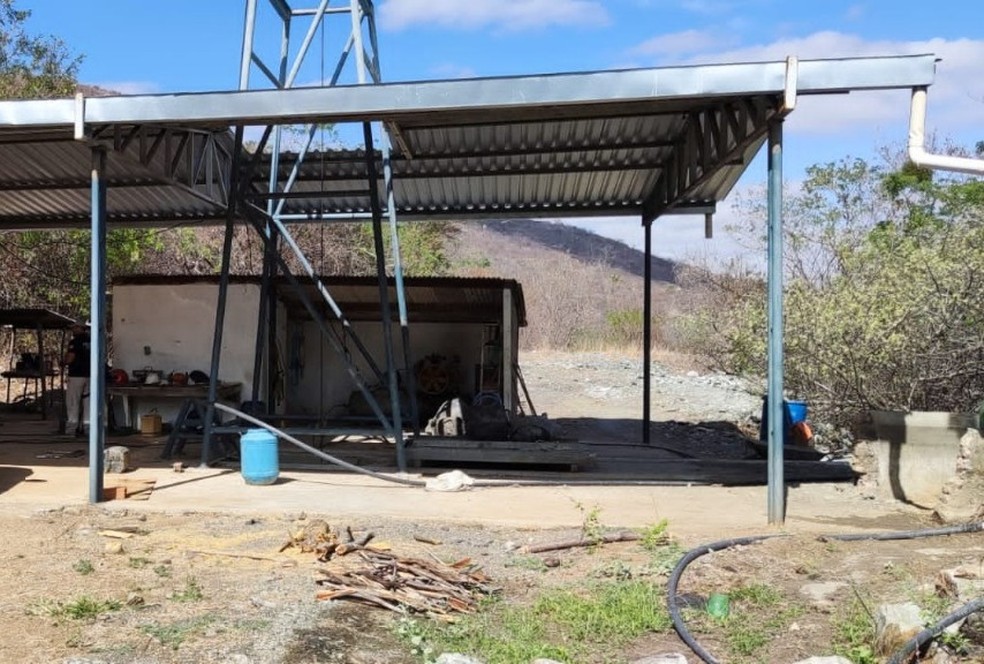 Garimpeiros são presos com material explosivo em região de mineração de esmeraldas sem permissão para mineração — Foto: Divulgação/Polícia Civil