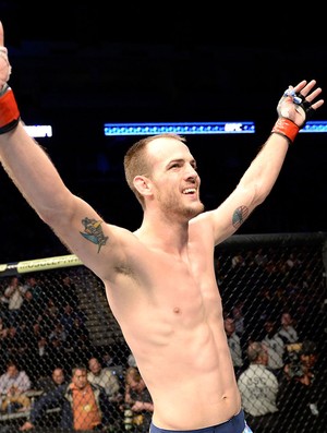 MMA - UFC Fight Night - Cole Miller comemora vitória sobre Sam Sicilia (Foto: Getty Images)