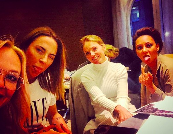 A cantora Mel B com o dedo do meio levantado em meio a uma reunião com as colegas de Spice Girls (Foto: Instagram)