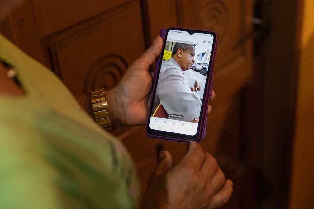 Ana mostra vídeo de Raimundo cantando. — Foto: Celso Tavares/g1