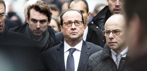 Hollande chega à sede da revista (Foto: Agência EFE)