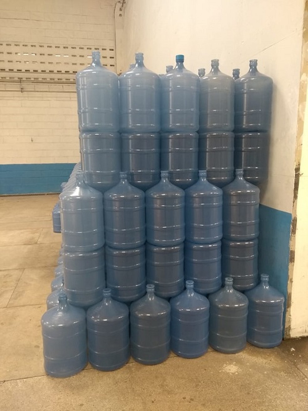 Garrafões de água usados para envasamento na empresa interditada — Foto: Ascom/ MPPA