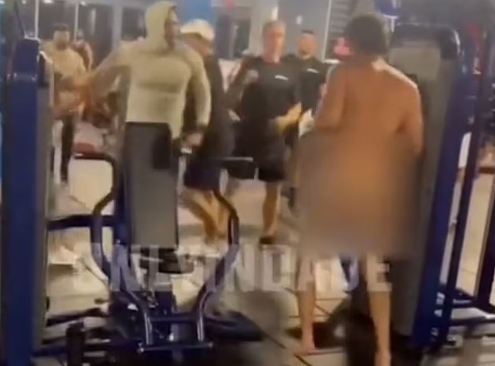 Homem fica nu em academia de Miami e briga com frequentadores — Foto: Reprodução
