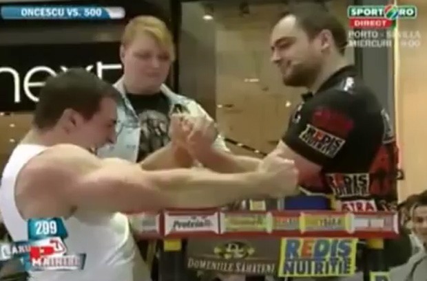 'Fortão' passou vergonha ao desafiar lutador profissional de queda de braço, e acabou perdendo feio (Foto: Reprodução/YouTube/danilo osiris)