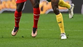 O zagueiro dos Camarões Nicolas Nkoulou cabeceia a bola passando pelo atacante suíço Breel Embolo — Foto: Fabrice COFFRINI / AFP