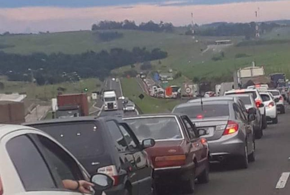 Trânsito ficou lento no trecho entre Botucatu e São Manuel — Foto: Acontece Botucatu/ Divulgação 