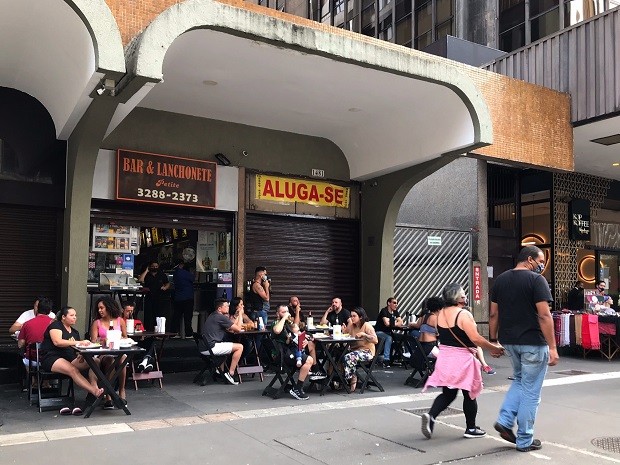 Restaurante funciona com mesas na calçada durante a pandemia, em São Paulo (Foto: Roberto Parizotti/FotosPublicas)