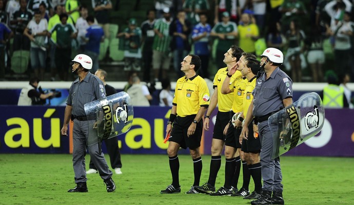 Trio de arbitragem comandado por Vinicius Furlan - Palmeiras x Santos (Foto: Marcos Ribolli)