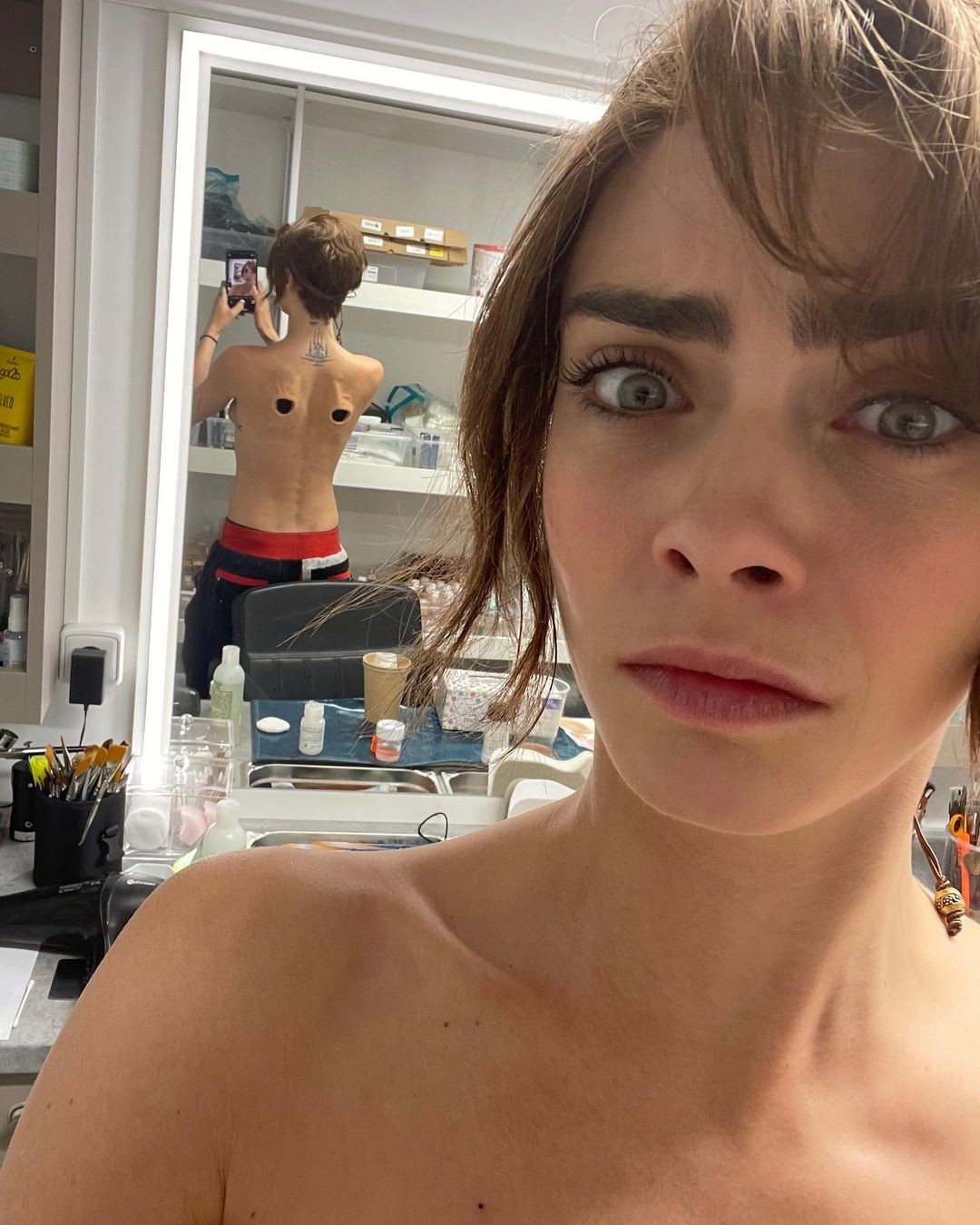 Cara Delevingne é vista agindo de forma descontrolada e familiares