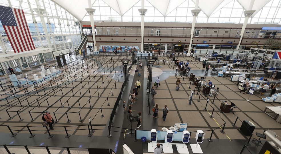 Viajantes são vistos no principal terminal do Aeroporto Internacional de Denver, nos EUA, em 22 de julho de 2020 — Foto: David Zalubowski/AP/Arquivo