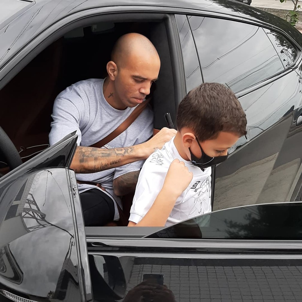 Diego Tardelli autografa camisa de Bruninho — Foto: Reprodução / Instagram